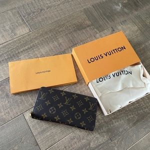 Louis Vuitton zippy wallet